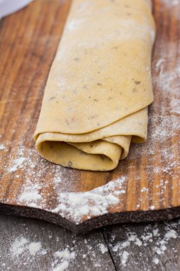 Ev yapımı makarna, makarna veya erişte ahşap masa üzerinde. Hazırlık