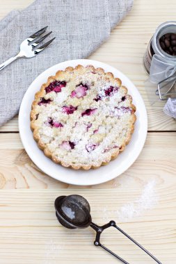 Ahşap arka plan üzerinde kahve ile ev yapımı pasta