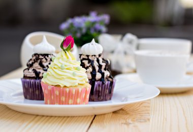 Masanın üzerinde buzlanma çikolata ile çikolatalı kek