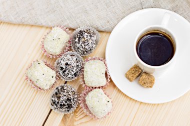 Ev yapımı kahve ile Hindistan cevizi toz şekerle