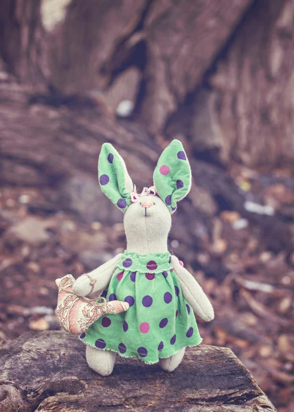 Peluche - lapin assis sur un vieil arbre. photo tonique — Photo