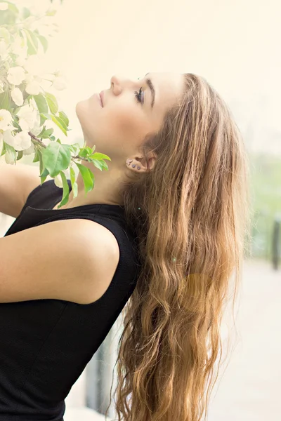 Bahar çiçeği kadında. Bahar zamanı çiçeklenme tree yakınındaki genç doğal güzel kadın. Çevre sağlık ve güzellik kavramı. — Stok fotoğraf