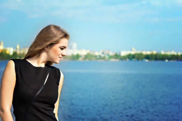 Portret van jonge mooie blonde meisje. Buiten. Verblijf in de buurt van water — Stockfoto