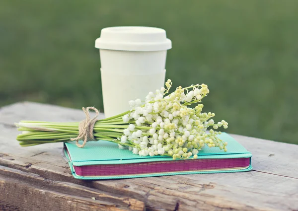 Günlüğü, bir bardak kahve ve lilyum masada Vadisi