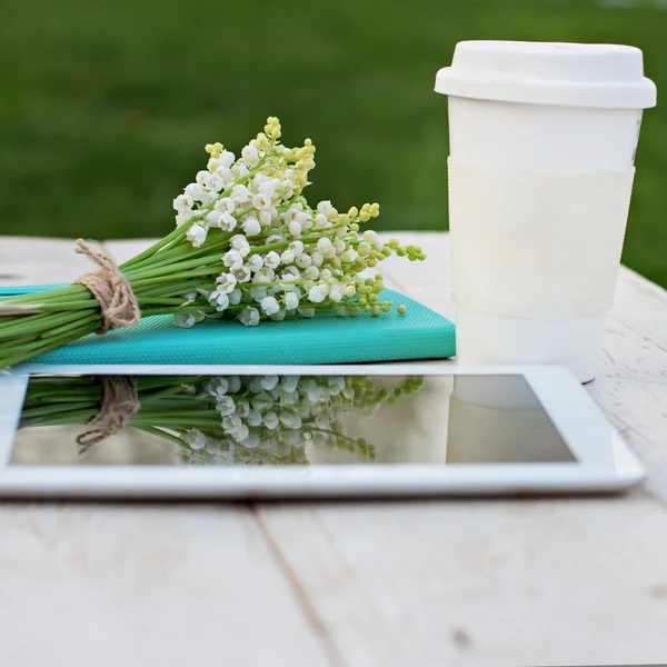 Deník, tablet počítač lilie z údolí na stůl — Stock fotografie