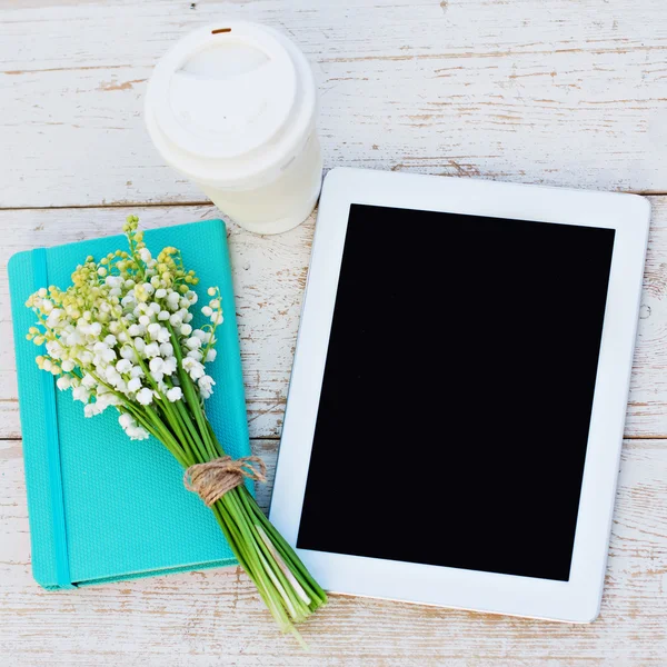 Günlük, vadi masada bir tablet bilgisayar Zambakları