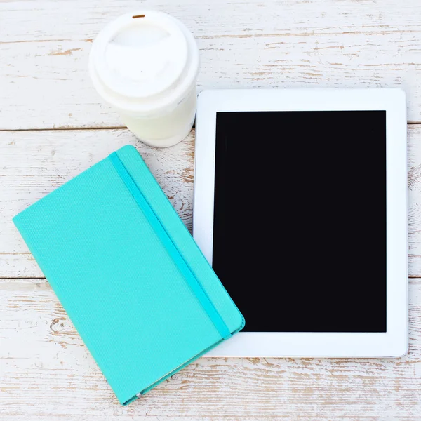 Tagebuch, Tablet-Computer, ein Glas Kaffee auf dem Tisch — Stockfoto