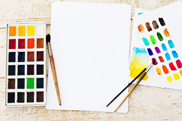 Workplace artist - paper, paint, brushes, color wheel — Stock Photo, Image