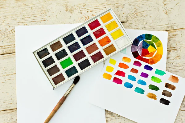 Miejscu pracy artysty - papier, farby, pędzle, koło kolorów — Zdjęcie stockowe