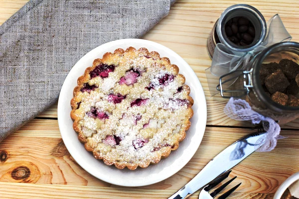 Tarta casera con café sobre fondo de madera —  Fotos de Stock