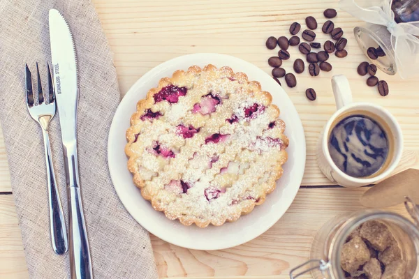 Tarte maison avec café sur un fond en bois — Photo