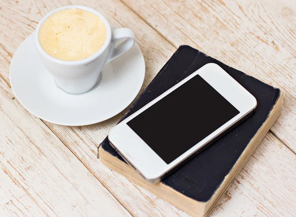 Bir fincan kahve "espresso", acıbadem kurabiyesi ve telefon. — Stok fotoğraf