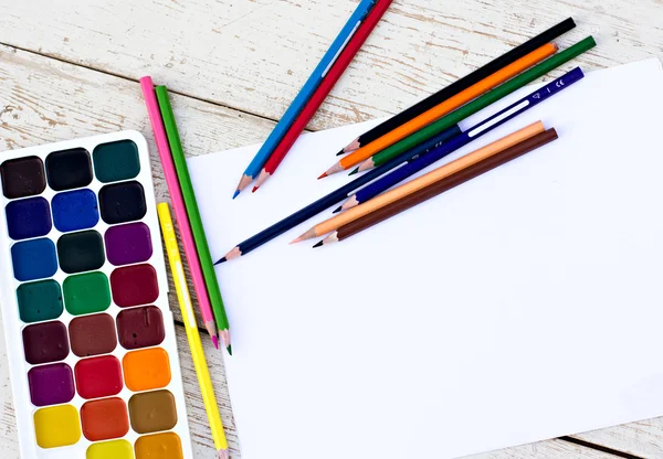 Workplace artist - paper, paint, brushes, color wheel — Stock Photo, Image