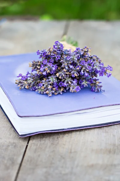 Lavendelstrauß und Tagebuch auf dem alten Tisch — Stockfoto