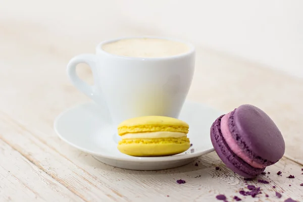 A cup of coffee "espresso" and  macaroon. — Stock Photo, Image