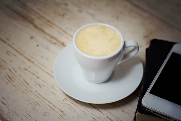 Eine Tasse Kaffee "Espresso" und ein Telefon. — Stockfoto