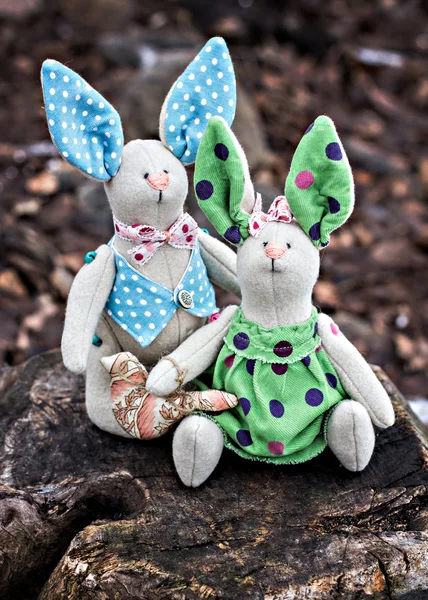 Deux lapins jouets amoureux sur une vieille surface en bois — Photo