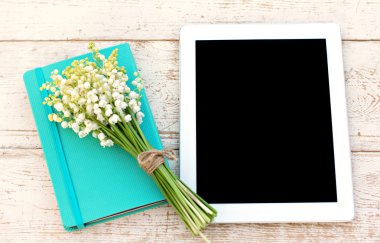 Günlük, vadi masada bir tablet bilgisayar Zambakları