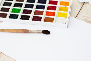 Çalışma alanı'nı sanatçı - kağıt, boya, fırça, renk tekerleği.