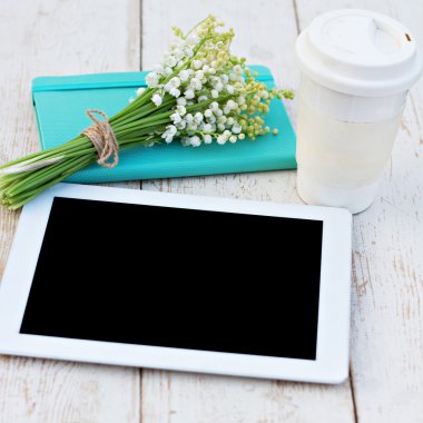 Günlük, vadi masada bir tablet bilgisayar Zambakları