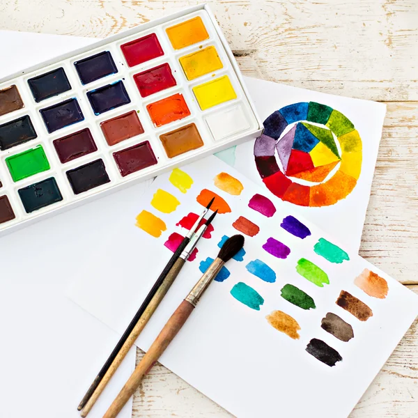 Çalışma alanı'nı sanatçı - kağıt, boya, fırça, renk tekerleği.