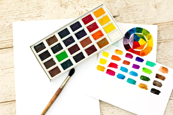 Workplace artist - paper, paint, brushes, color wheel. — Stock Photo, Image