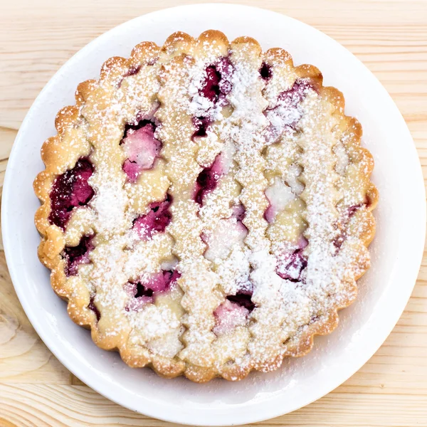 Tarte maison avec café sur un fond en bois — Photo