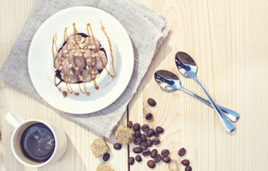 Çikolata kahverengi çizgili beyaz meringues