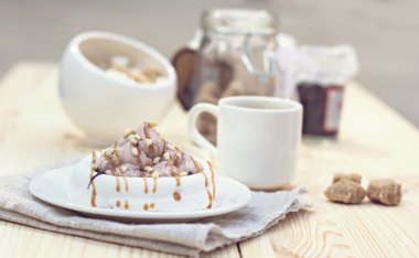 Çikolata kahverengi çizgili beyaz meringues