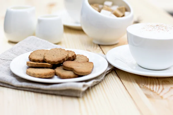Zencefilli bisküvi, tarçın, bir fincan sıcak kahve — Stok fotoğraf