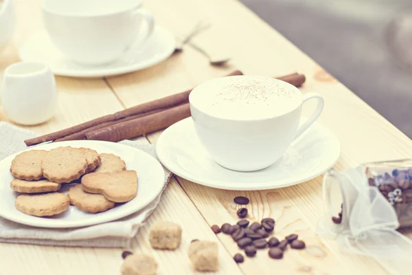 Zázvorové sušenky, skořice, šálek horké kávy — Stock fotografie