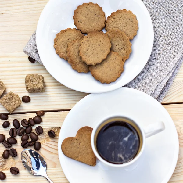 Biscoitos de gengibre, canela, um copo de café quente . — Fotografia de Stock