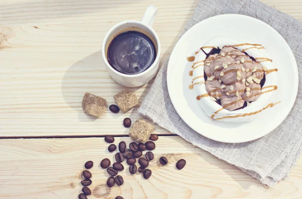 Witte schuimgebakjes met bruine chocolade strepen — Stockfoto