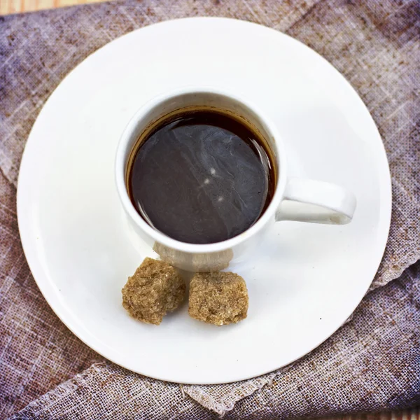 Eine Tasse Kaffee "Espresso" und ein paar Stücke braunen Zucker. — Stockfoto