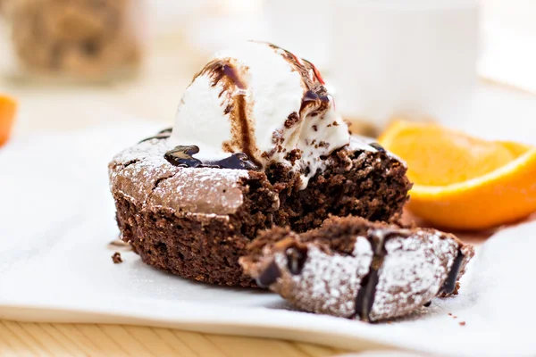Шоколадный торт с горячим десертом — стоковое фото