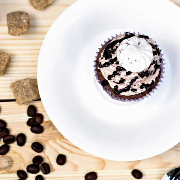 Gâteau au chocolat avec glaçage au chocolat sur la table — Photo