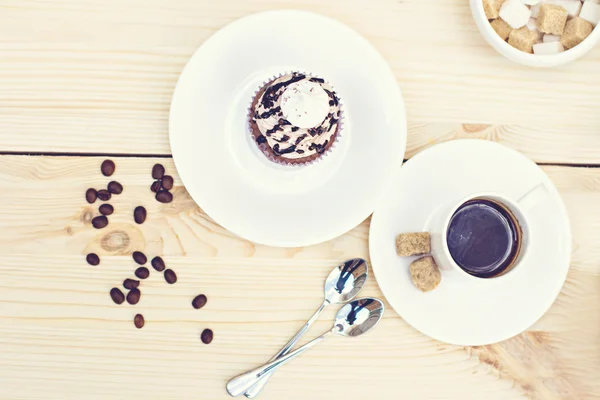 Choklad Cupcake med choklad glasyr på bordet — Stockfoto