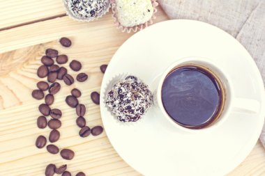 Masanın üzerinde buzlanma çikolata ile çikolatalı kek