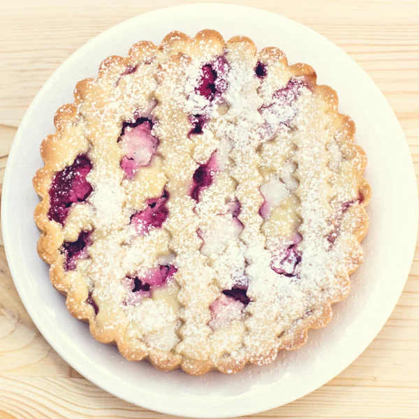 Tarte maison avec café sur un fond en bois — Photo