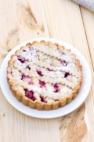 Tarte maison avec café sur un fond en bois — Photo