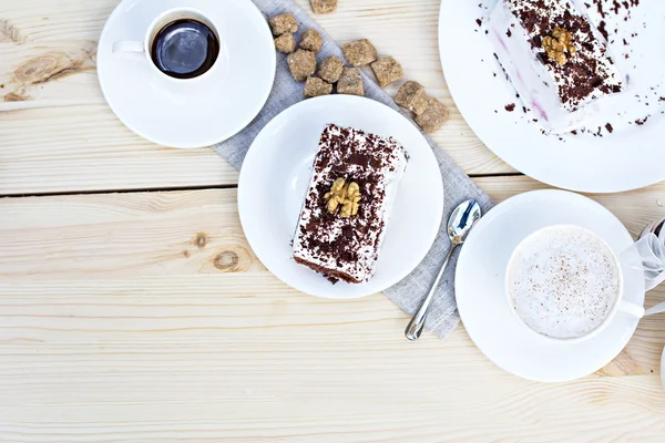 Heerlijke chocoladetaart op tafel op lichte achtergrond — Stockfoto