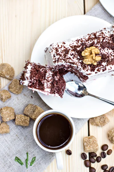 Läcker choklad kaka på tallriken på bordet på ljus bakgrund — Stockfoto