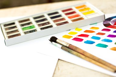 Çalışma alanı'nı sanatçı - kağıt, boya, fırça, renk tekerleği.