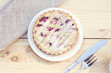 Ev yapımı pasta ile ahşap arka plan üzerinde kahve. Tonned fotoğraf