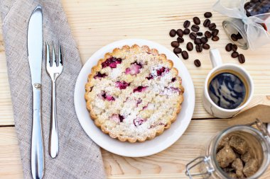 Ahşap arka plan üzerinde kahve ile ev yapımı pasta
