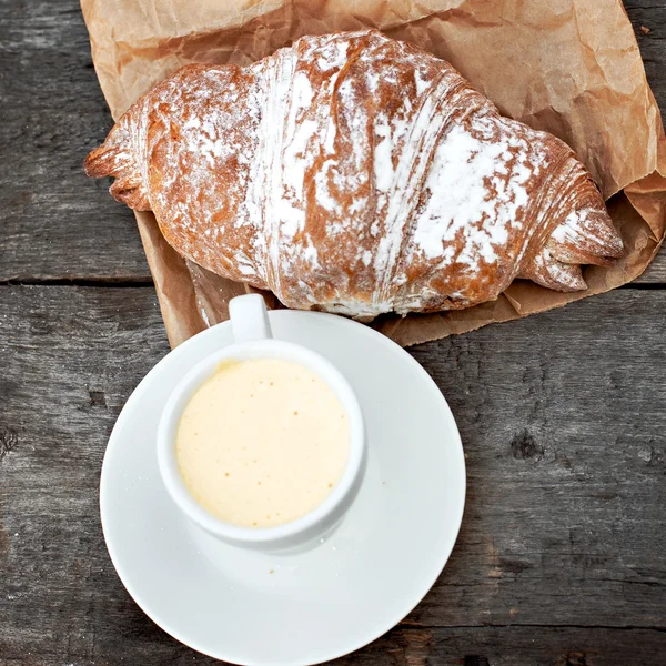 A cup of coffee "espresso" and croissant — Stock Photo, Image