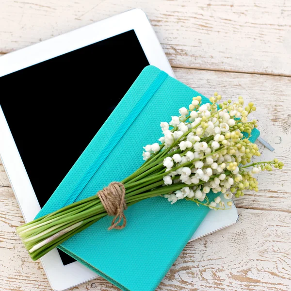 Tagebuch, Tablet-Computer und Maiglöckchen auf dem Tisch — Stockfoto