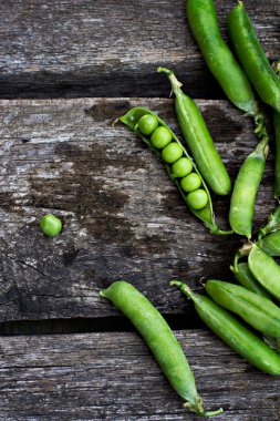 Genç taze yeşil bezelye