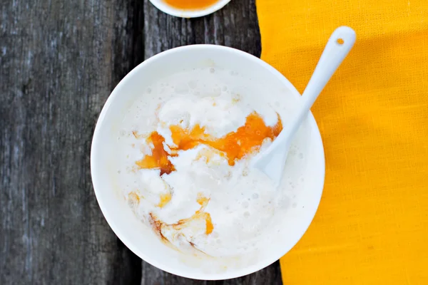 Homemade ice cream with apricots. — Stock fotografie