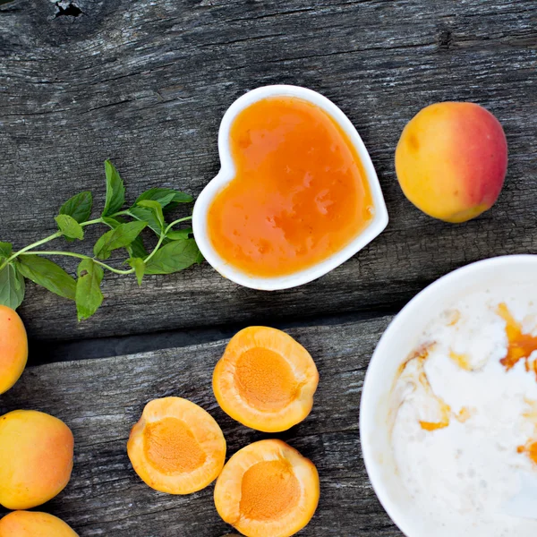 Homemade ice cream with apricots. — Stok fotoğraf